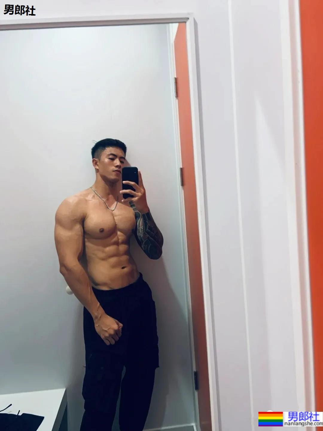 186CM厦门肌肉私教穿校裤自拍火了,大长腿腱子肉身材,看过的都馋了! - 51虹马 186CM厦门肌肉私教穿校裤自拍火了,大长腿腱子肉身材,看过的都馋了! - 51虹马