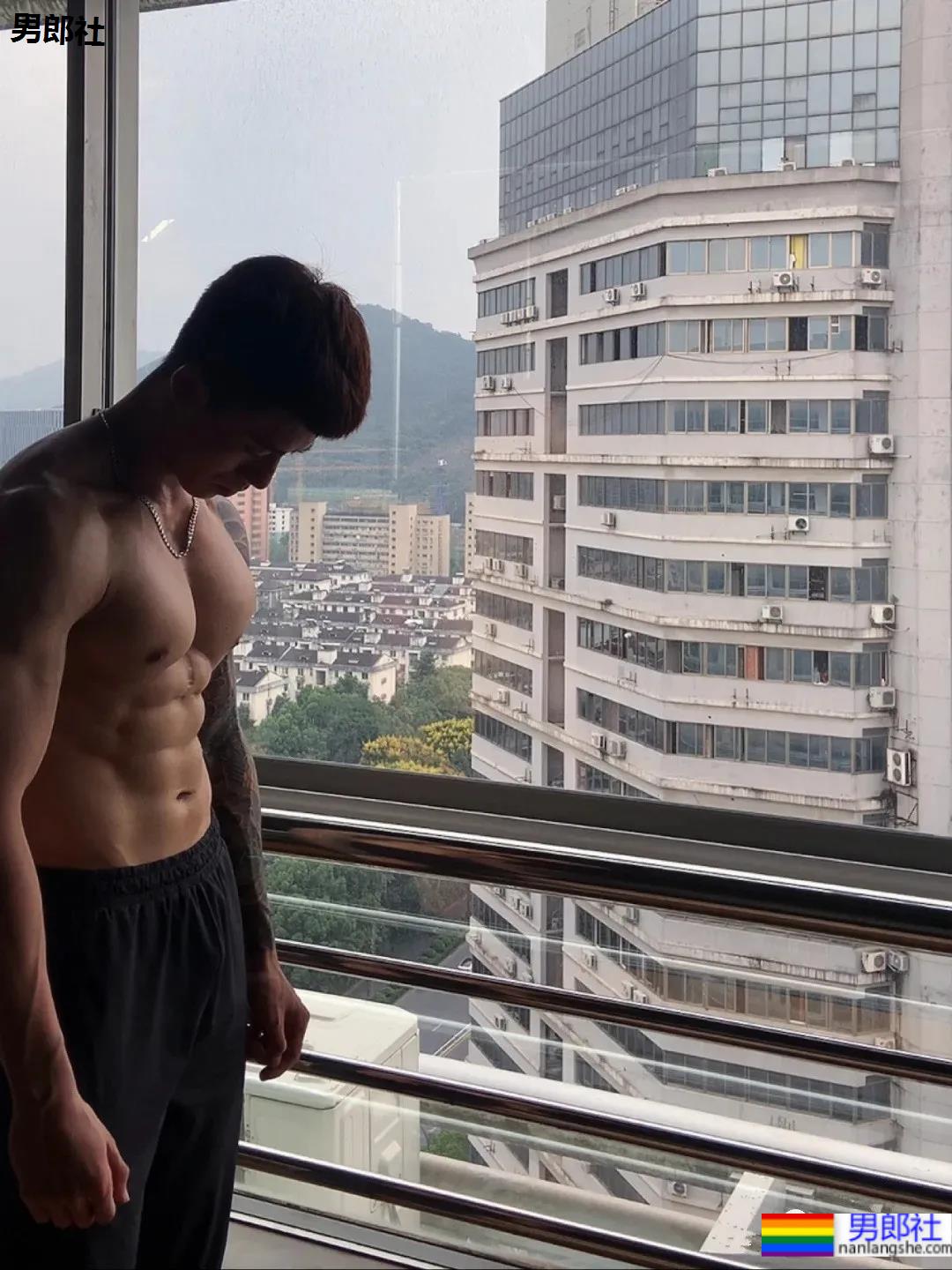 186CM厦门肌肉私教穿校裤自拍火了,大长腿腱子肉身材,看过的都馋了! - 51虹马 186CM厦门肌肉私教穿校裤自拍火了,大长腿腱子肉身材,看过的都馋了! - 51虹马