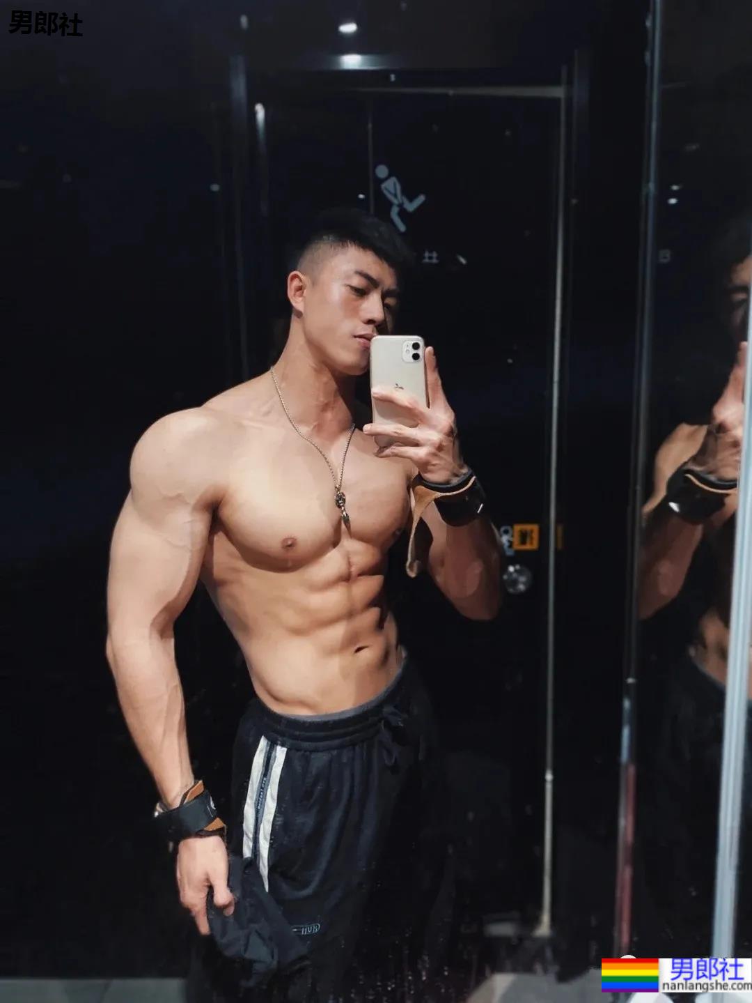 186CM厦门肌肉私教穿校裤自拍火了,大长腿腱子肉身材,看过的都馋了! - 51虹马 186CM厦门肌肉私教穿校裤自拍火了,大长腿腱子肉身材,看过的都馋了! - 51虹马