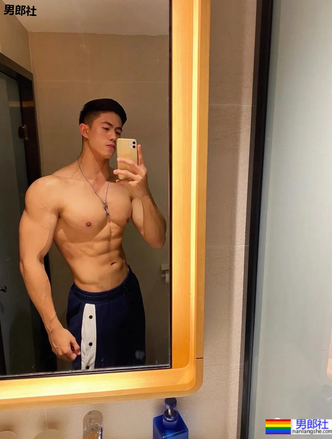 186CM厦门肌肉私教穿校裤自拍火了,大长腿腱子肉身材,看过的都馋了! - 51虹马 186CM厦门肌肉私教穿校裤自拍火了,大长腿腱子肉身材,看过的都馋了! - 51虹马