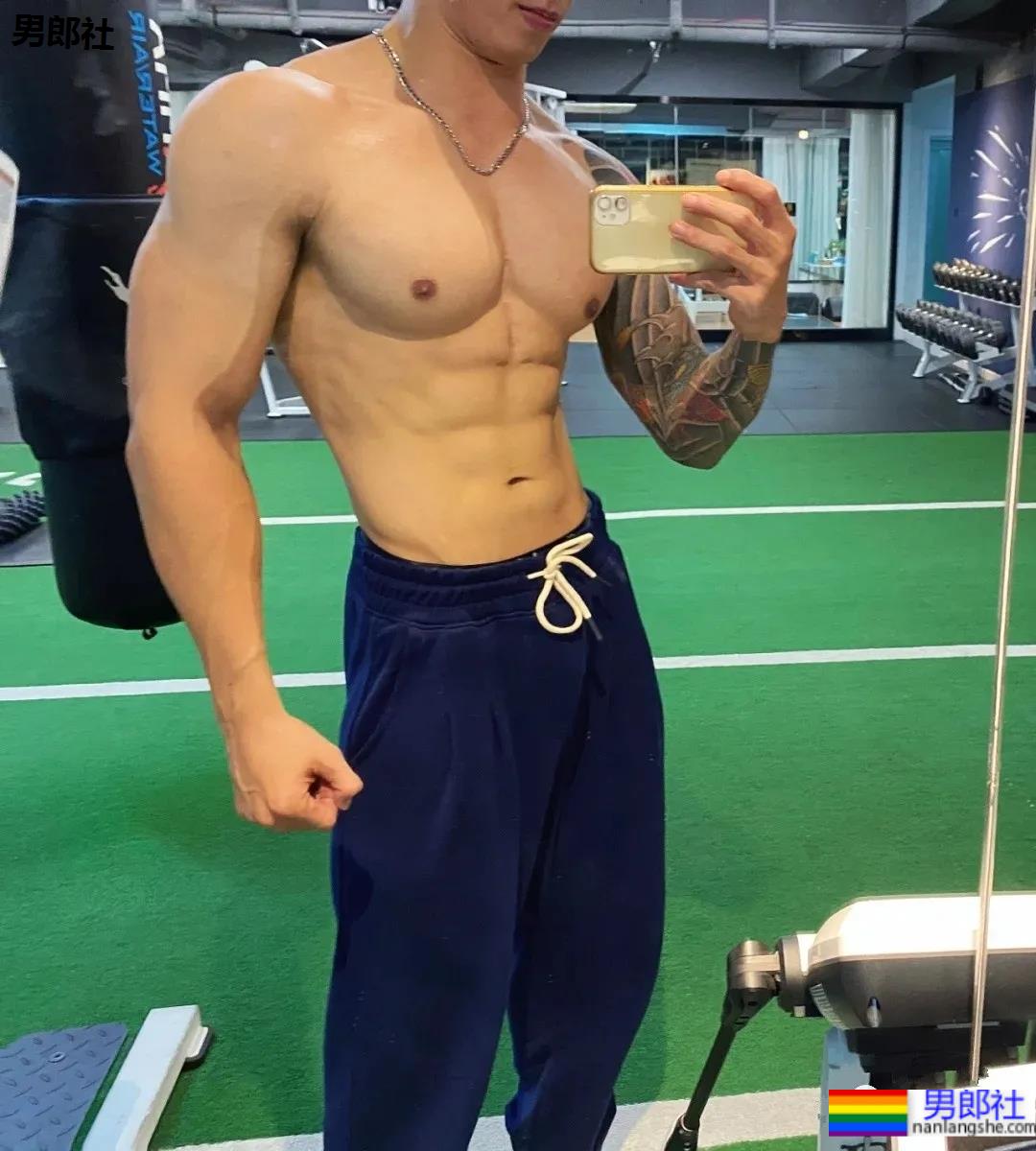 186CM厦门肌肉私教穿校裤自拍火了,大长腿腱子肉身材,看过的都馋了! - 51虹马 186CM厦门肌肉私教穿校裤自拍火了,大长腿腱子肉身材,看过的都馋了! - 51虹马