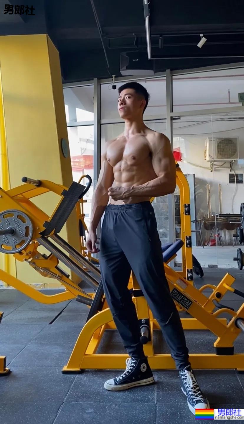 186CM厦门肌肉私教穿校裤自拍火了,大长腿腱子肉身材,看过的都馋了! - 51虹马 186CM厦门肌肉私教穿校裤自拍火了,大长腿腱子肉身材,看过的都馋了! - 51虹马