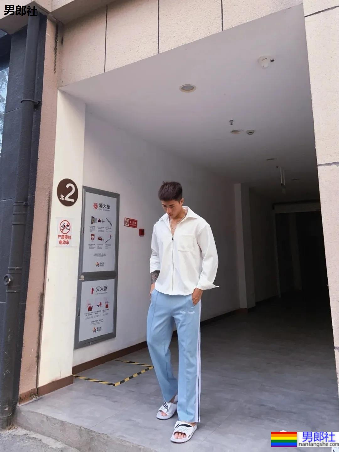 186CM厦门肌肉私教穿校裤自拍火了,大长腿腱子肉身材,看过的都馋了! - 51虹马 186CM厦门肌肉私教穿校裤自拍火了,大长腿腱子肉身材,看过的都馋了! - 51虹马