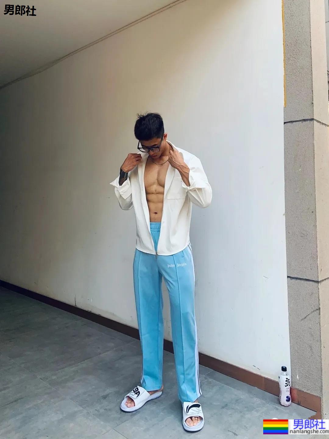 186CM厦门肌肉私教穿校裤自拍火了,大长腿腱子肉身材,看过的都馋了! - 51虹马 186CM厦门肌肉私教穿校裤自拍火了,大长腿腱子肉身材,看过的都馋了! - 51虹马