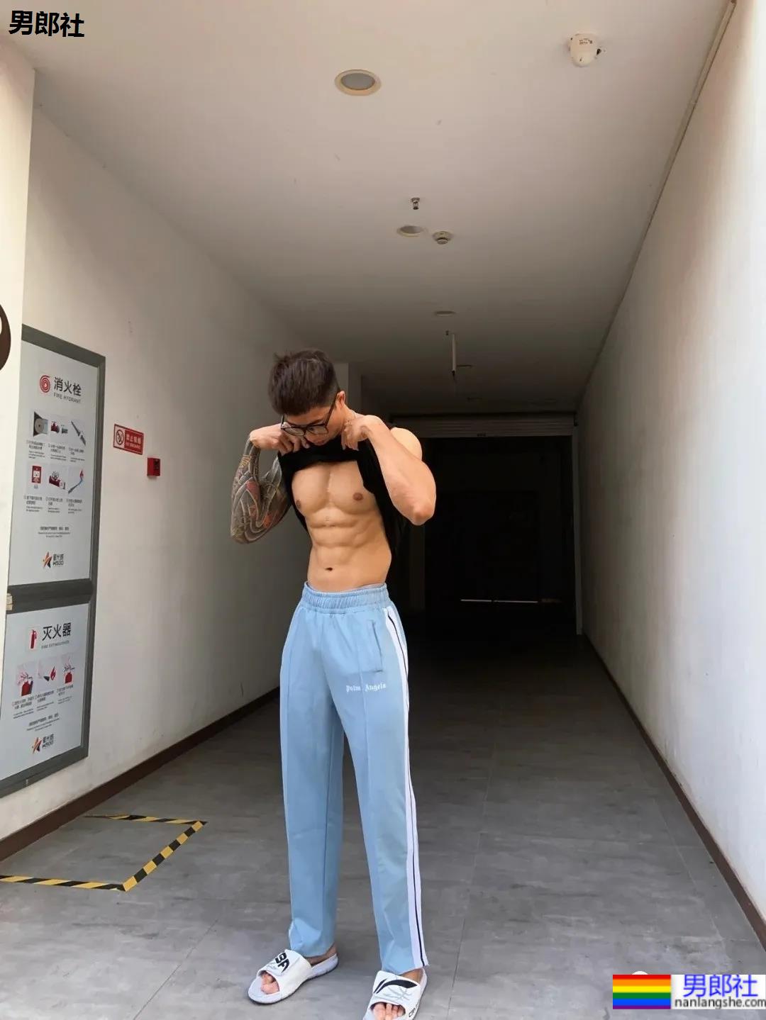 186CM厦门肌肉私教穿校裤自拍火了,大长腿腱子肉身材,看过的都馋了! - 51虹马 186CM厦门肌肉私教穿校裤自拍火了,大长腿腱子肉身材,看过的都馋了! - 51虹马