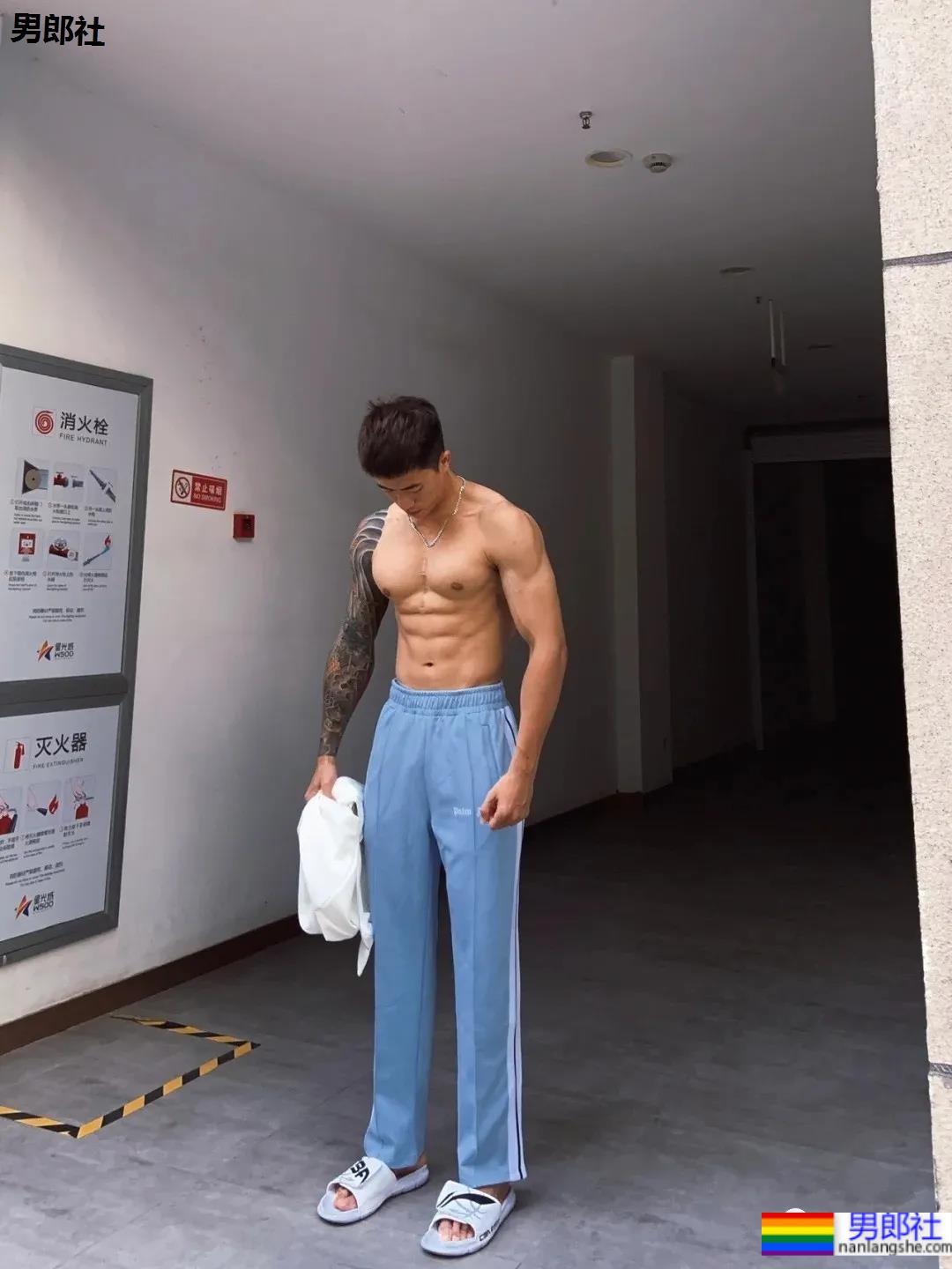 186CM厦门肌肉私教穿校裤自拍火了,大长腿腱子肉身材,看过的都馋了! - 51虹马 186CM厦门肌肉私教穿校裤自拍火了,大长腿腱子肉身材,看过的都馋了! - 51虹马