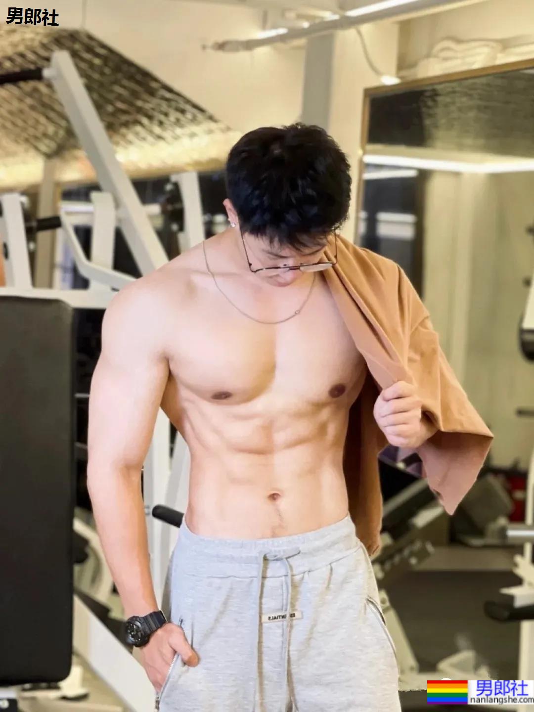 186CM高壮斯文肌肉帅男，这身材太让人上头了! - 51虹马