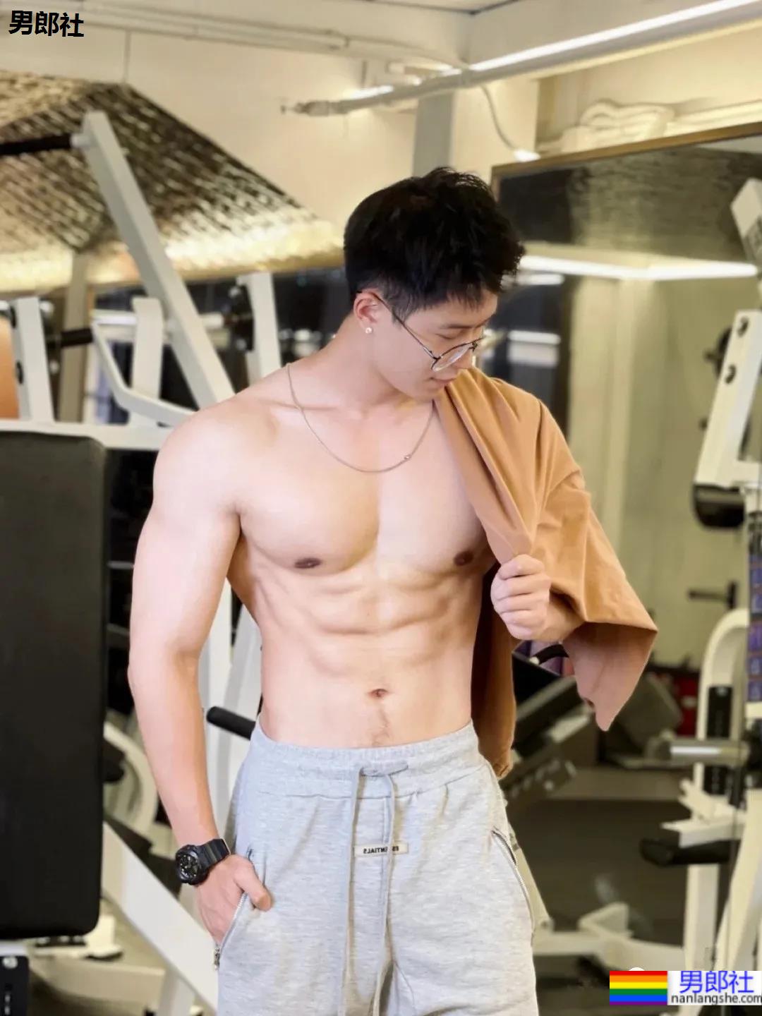 186CM高壮斯文肌肉帅男，这身材太让人上头了! - 51虹马