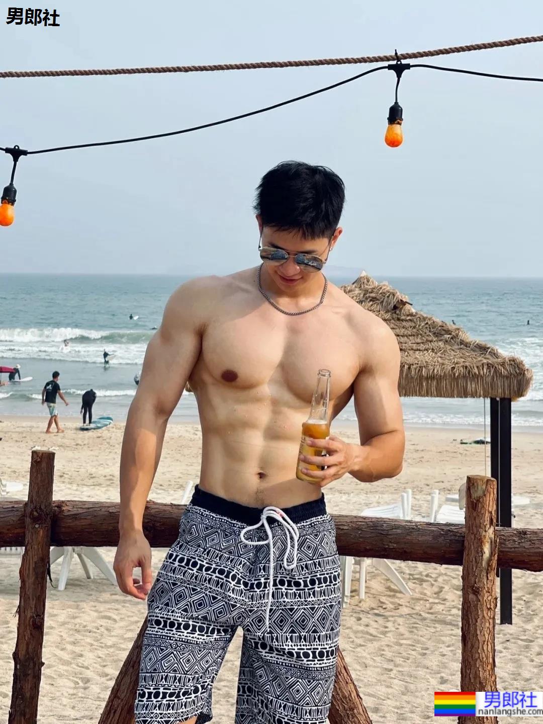 186CM高壮斯文肌肉帅男，这身材太让人上头了! - 51虹马