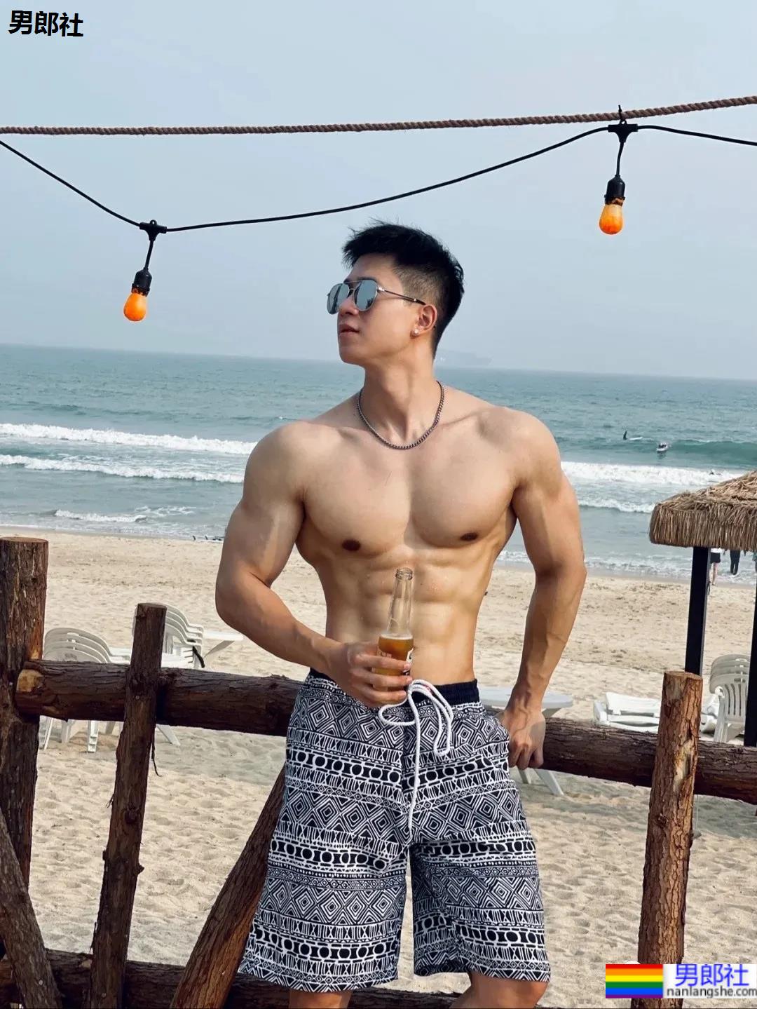 186CM高壮斯文肌肉帅男，这身材太让人上头了! - 51虹马