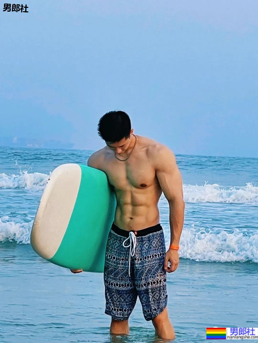 186CM高壮斯文肌肉帅男，这身材太让人上头了! - 51虹马