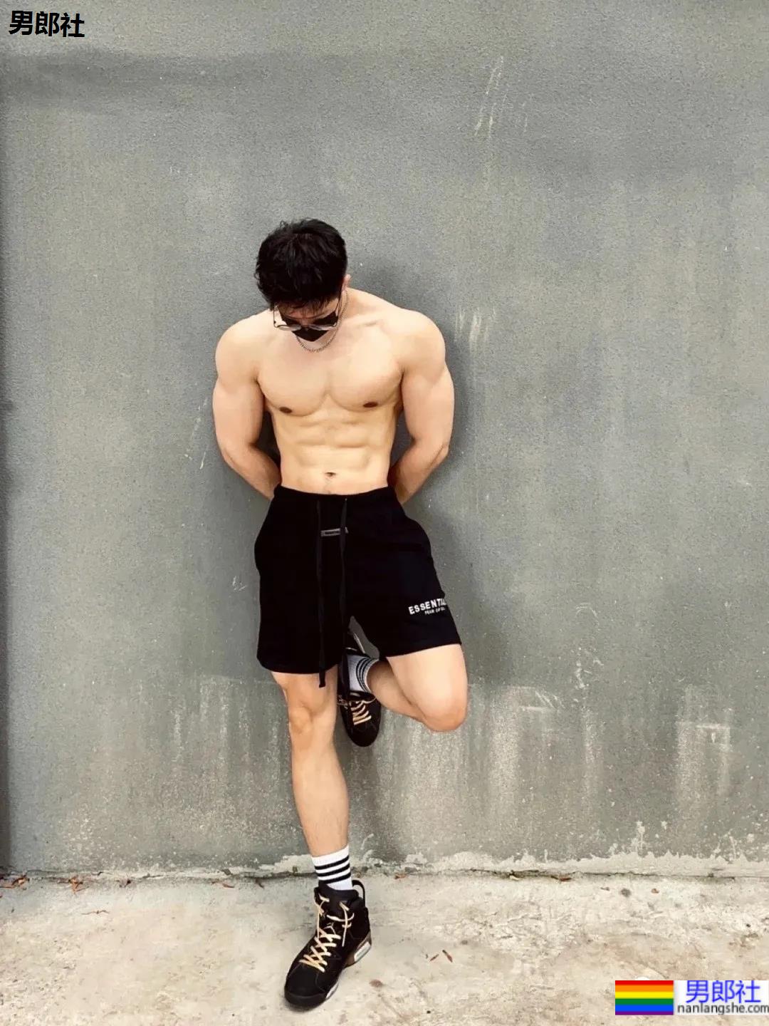 186CM高壮斯文肌肉帅男，这身材太让人上头了! - 51虹马