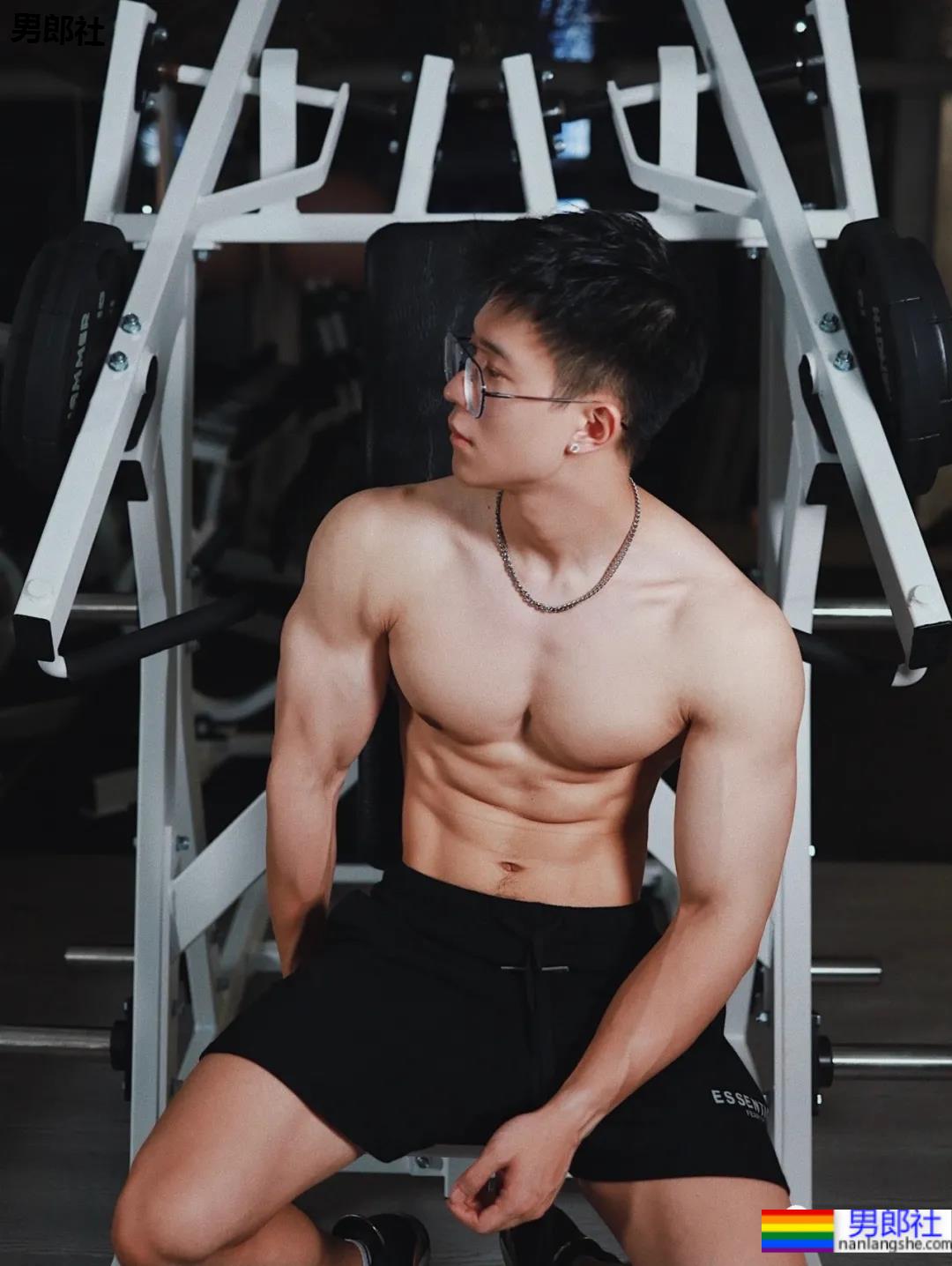 186CM高壮斯文肌肉帅男，这身材太让人上头了! - 51虹马