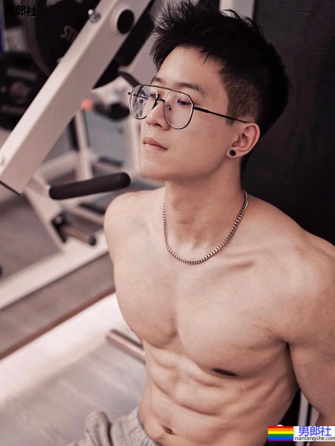 186CM高壮斯文肌肉帅男，这身材太让人上头了! - 51虹马