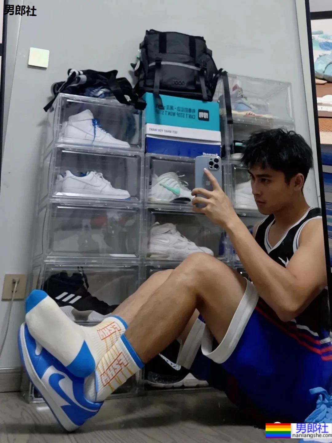 球服体育生学长的腿子，这流畅的肌肉线条真的绝了！-51虹马