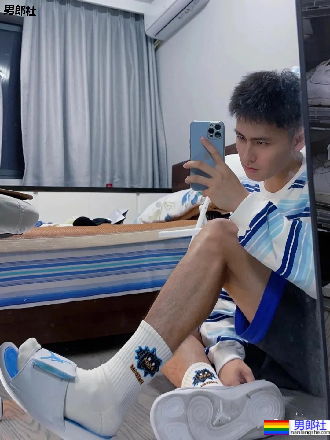 球服体育生学长的腿子，这流畅的肌肉线条真的绝了！ - 51虹马