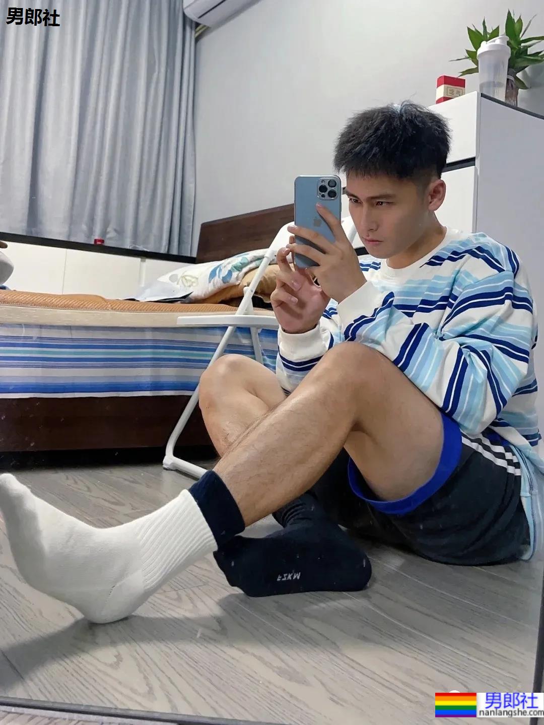 球服体育生学长的腿子，这流畅的肌肉线条真的绝了！ - 51虹马