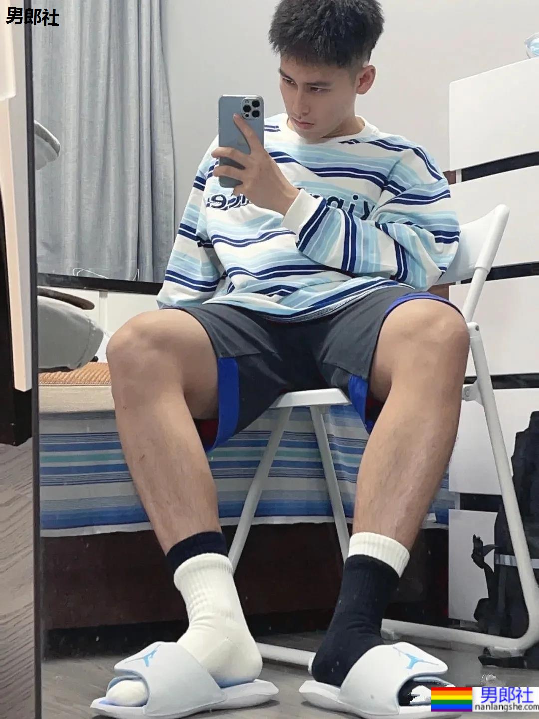 球服体育生学长的腿子，这流畅的肌肉线条真的绝了！ - 51虹马