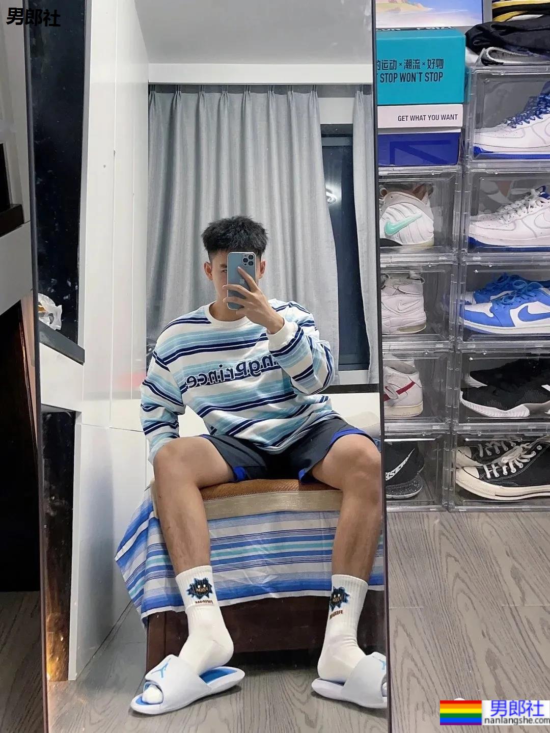 球服体育生学长的腿子，这流畅的肌肉线条真的绝了！ - 51虹马