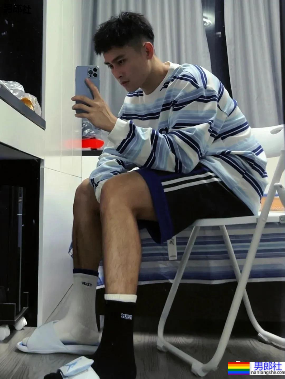 球服体育生学长的腿子，这流畅的肌肉线条真的绝了！ - 51虹马