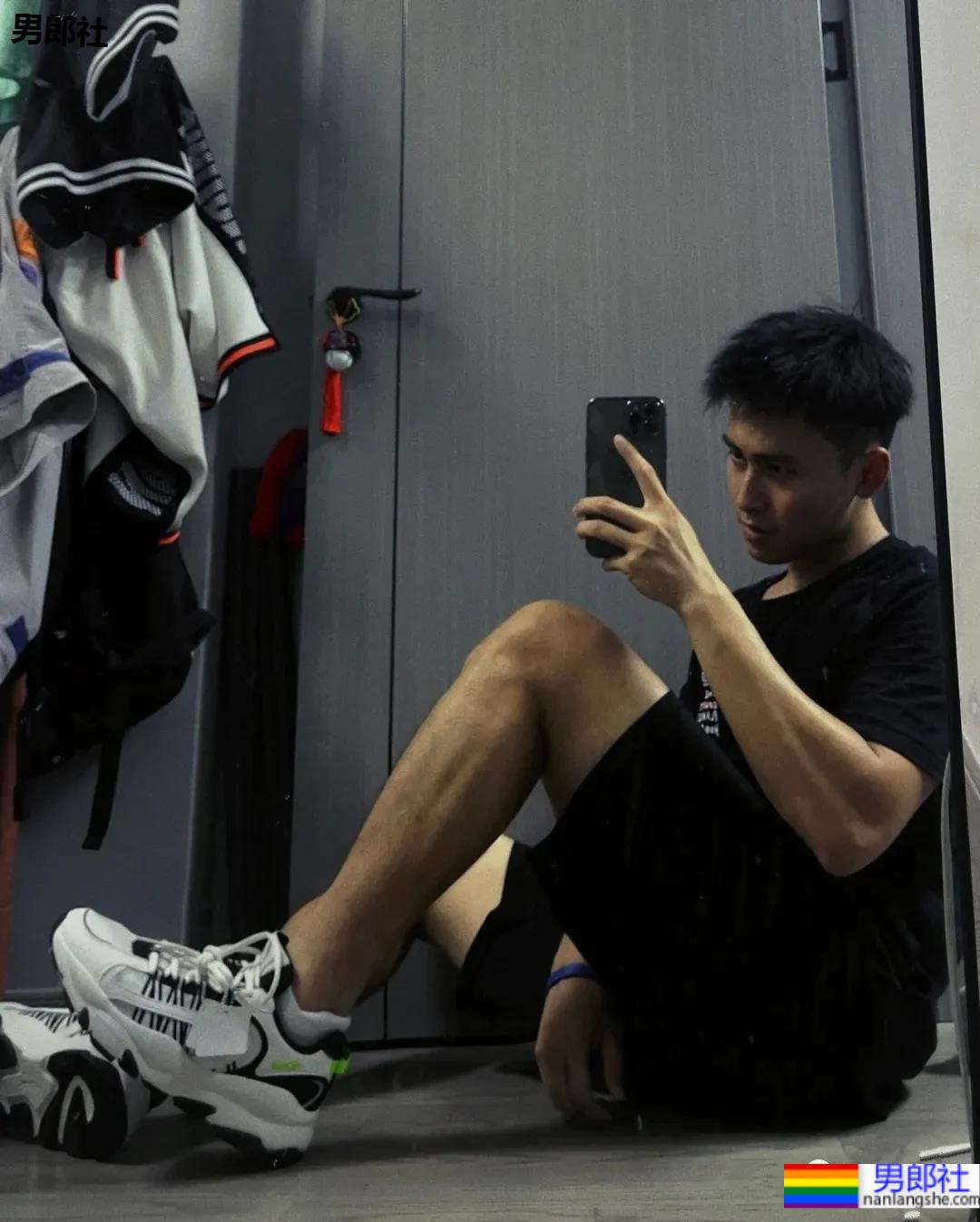 球服体育生学长的腿子，这流畅的肌肉线条真的绝了！ - 51虹马