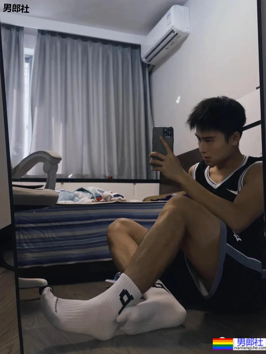 球服体育生学长的腿子，这流畅的肌肉线条真的绝了！ - 51虹马