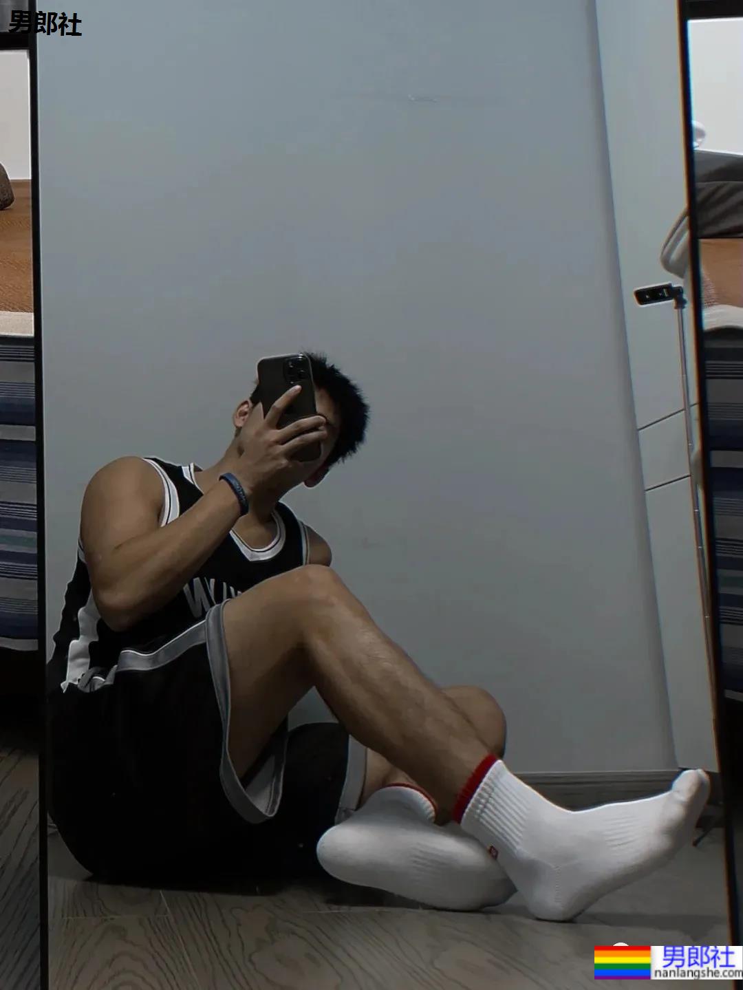 球服体育生学长的腿子，这流畅的肌肉线条真的绝了！ - 51虹马