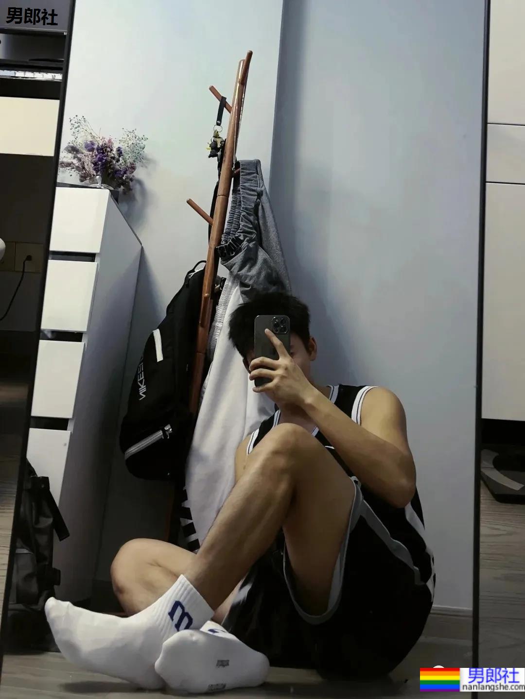 球服体育生学长的腿子，这流畅的肌肉线条真的绝了！ - 51虹马