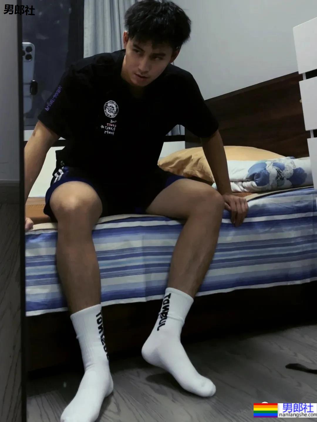 球服体育生学长的腿子，这流畅的肌肉线条真的绝了！ - 51虹马