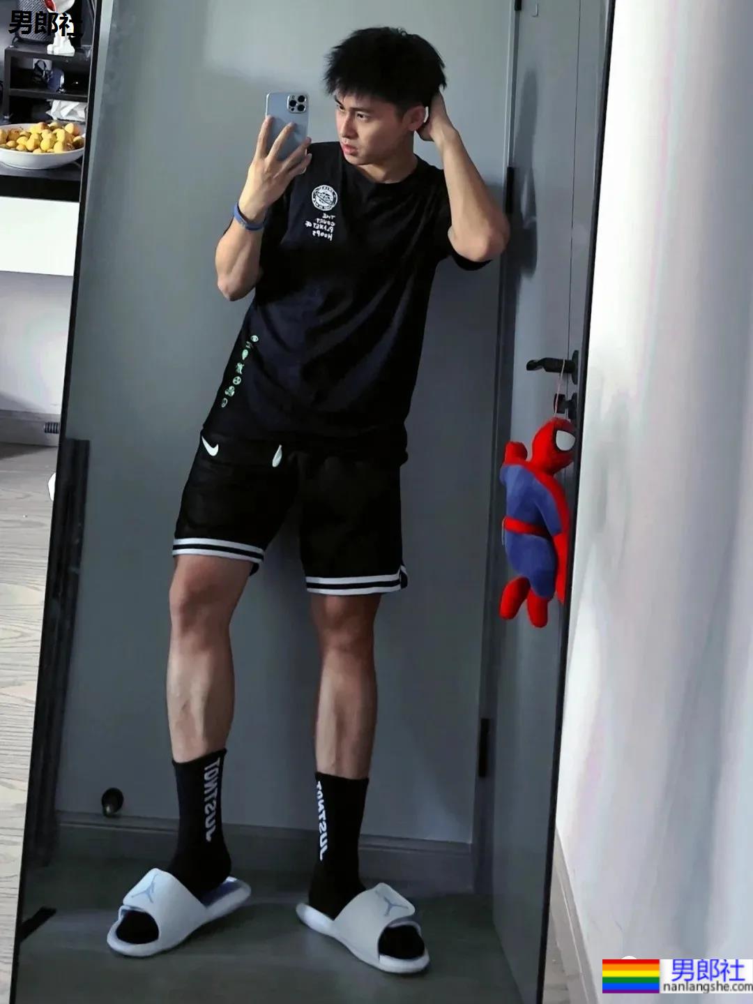 球服体育生学长的腿子，这流畅的肌肉线条真的绝了！ - 51虹马