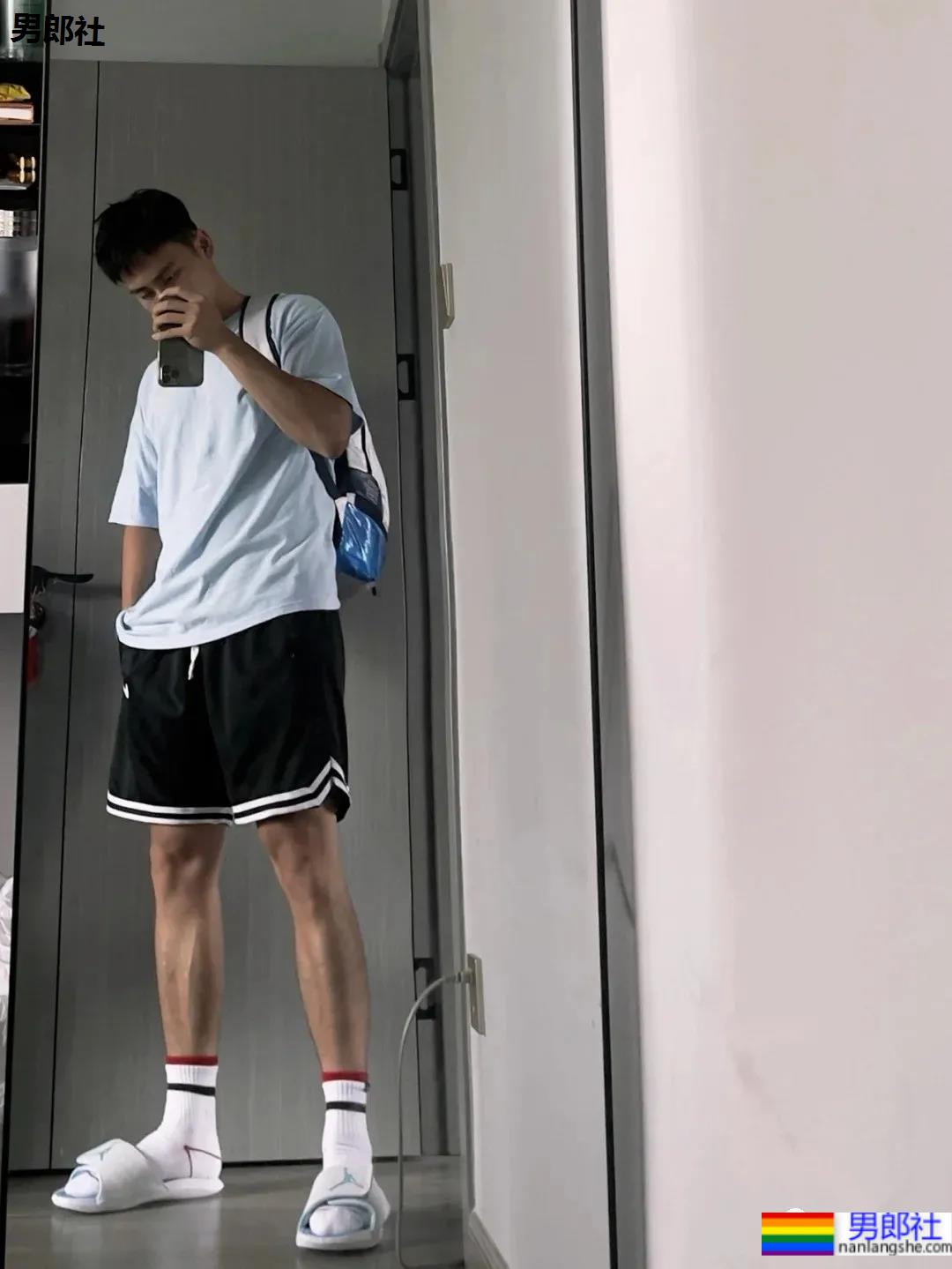 球服体育生学长的腿子，这流畅的肌肉线条真的绝了！ - 51虹马