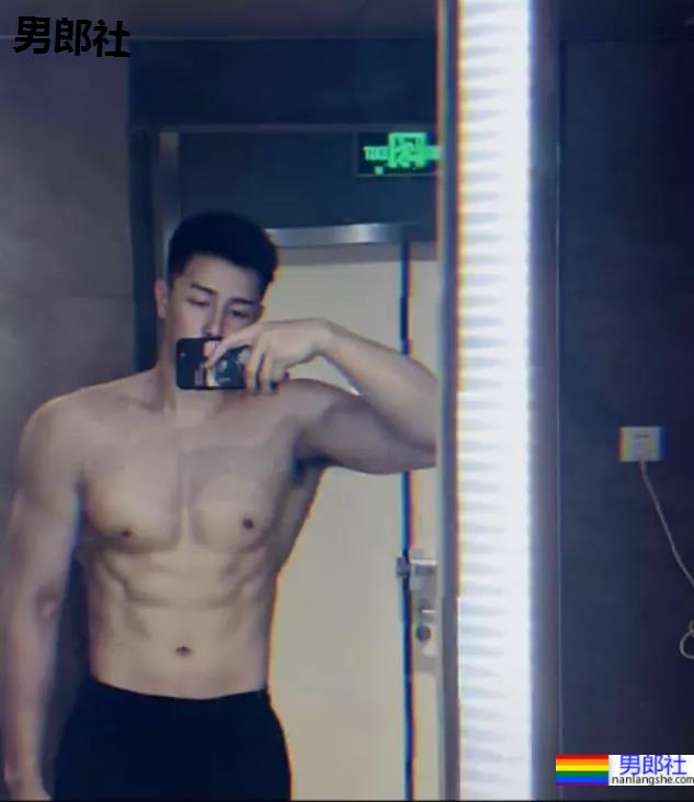 沈阳194CM夜店猛男秀肌肉火了!这身材+颜值让现场老阿姨都不淡定! - 51虹马 沈阳194CM夜店猛男秀肌肉火了!这身材+颜值让现场老阿姨都不淡定! - 51虹马