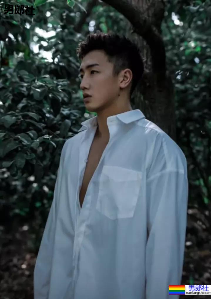 沈阳194CM夜店猛男秀肌肉火了!这身材+颜值让现场老阿姨都不淡定! - 51虹马 沈阳194CM夜店猛男秀肌肉火了!这身材+颜值让现场老阿姨都不淡定! - 51虹马