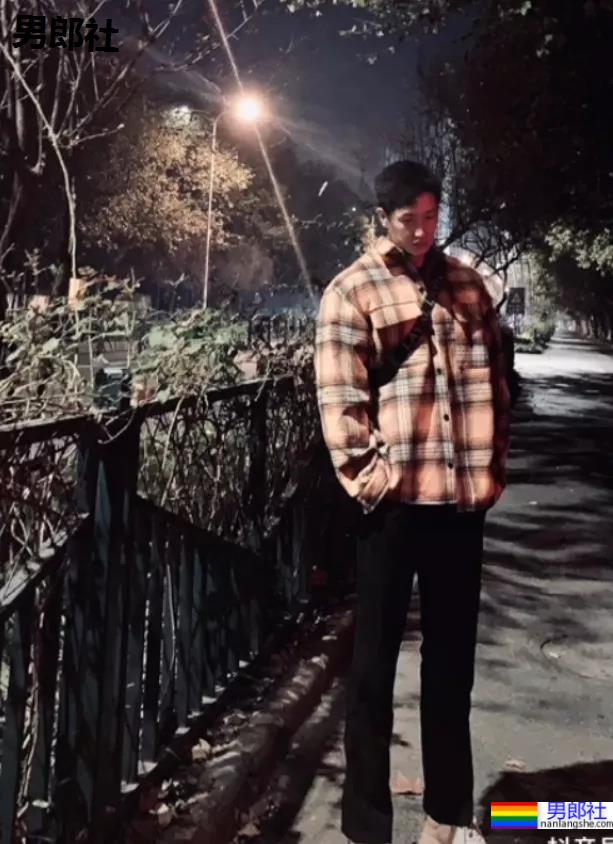 沈阳194CM夜店猛男秀肌肉火了!这身材+颜值让现场老阿姨都不淡定! - 51虹马 沈阳194CM夜店猛男秀肌肉火了!这身材+颜值让现场老阿姨都不淡定! - 51虹马