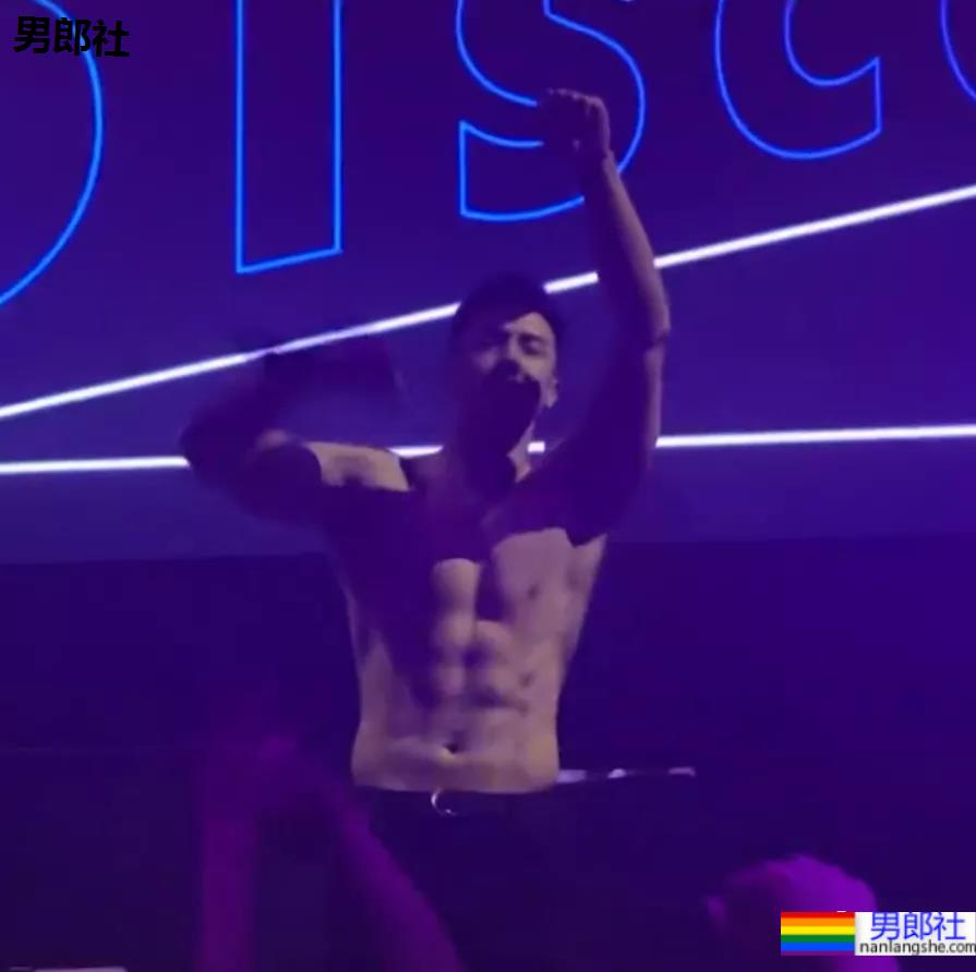 沈阳194CM夜店猛男秀肌肉火了!这身材+颜值让现场老阿姨都不淡定! - 51虹马 沈阳194CM夜店猛男秀肌肉火了!这身材+颜值让现场老阿姨都不淡定! - 51虹马