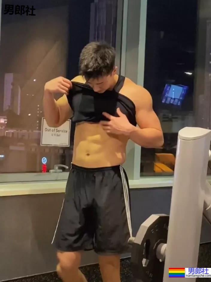 沈阳194CM夜店猛男秀肌肉火了!这身材+颜值让现场老阿姨都不淡定! - 51虹马 沈阳194CM夜店猛男秀肌肉火了!这身材+颜值让现场老阿姨都不淡定! - 51虹马