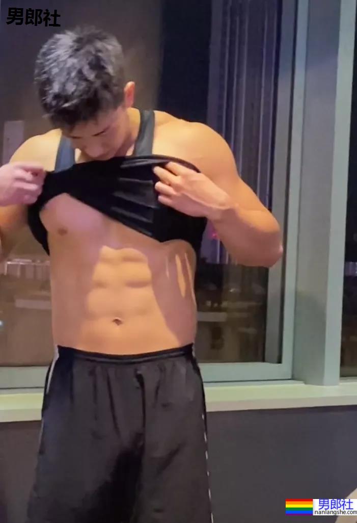 沈阳194CM夜店猛男秀肌肉火了!这身材+颜值让现场老阿姨都不淡定! - 51虹马 沈阳194CM夜店猛男秀肌肉火了!这身材+颜值让现场老阿姨都不淡定! - 51虹马