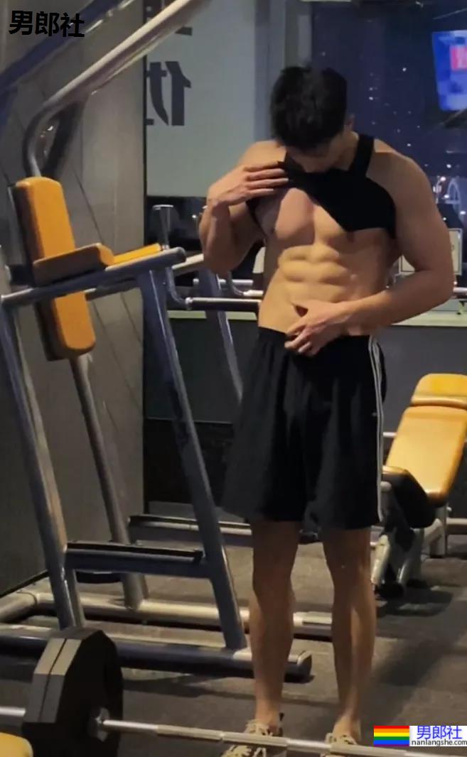 沈阳194CM夜店猛男秀肌肉火了!这身材+颜值让现场老阿姨都不淡定! - 51虹马 沈阳194CM夜店猛男秀肌肉火了!这身材+颜值让现场老阿姨都不淡定! - 51虹马