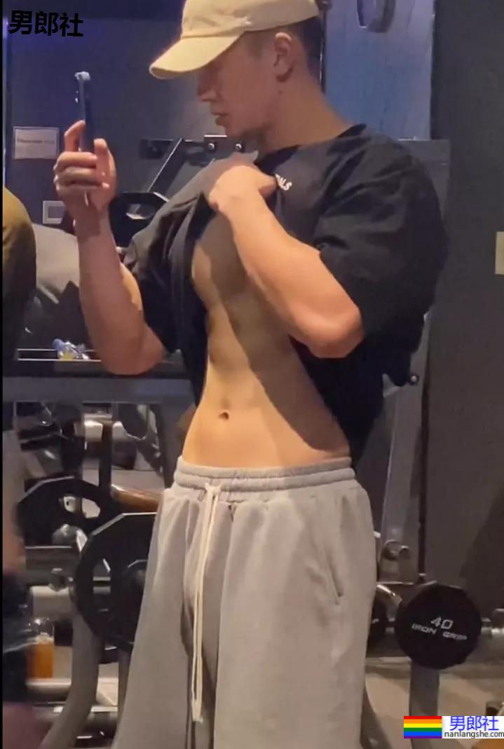 沈阳194CM夜店猛男秀肌肉火了!这身材+颜值让现场老阿姨都不淡定! - 51虹马 沈阳194CM夜店猛男秀肌肉火了!这身材+颜值让现场老阿姨都不淡定! - 51虹马