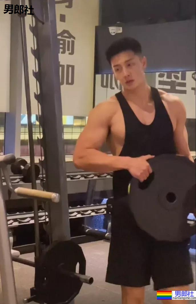 沈阳194CM夜店猛男秀肌肉火了!这身材+颜值让现场老阿姨都不淡定! - 51虹马 沈阳194CM夜店猛男秀肌肉火了!这身材+颜值让现场老阿姨都不淡定! - 51虹马