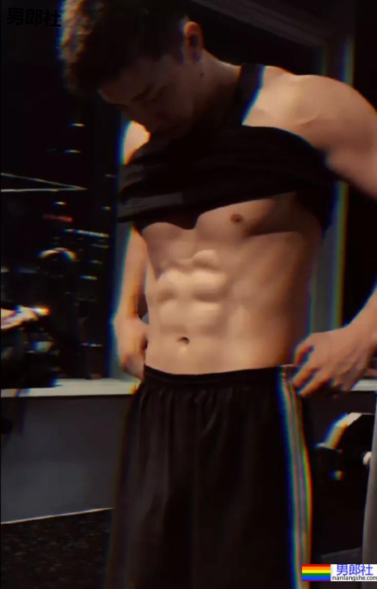 沈阳194CM夜店猛男秀肌肉火了!这身材+颜值让现场老阿姨都不淡定! - 51虹马 沈阳194CM夜店猛男秀肌肉火了!这身材+颜值让现场老阿姨都不淡定! - 51虹马