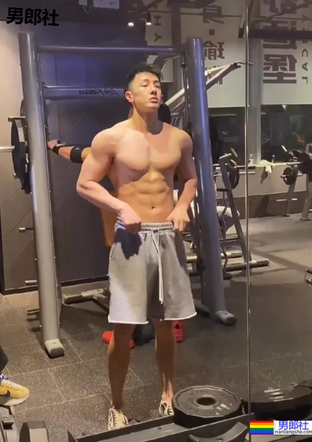 沈阳194CM夜店猛男秀肌肉火了!这身材+颜值让现场老阿姨都不淡定! - 51虹马 沈阳194CM夜店猛男秀肌肉火了!这身材+颜值让现场老阿姨都不淡定! - 51虹马