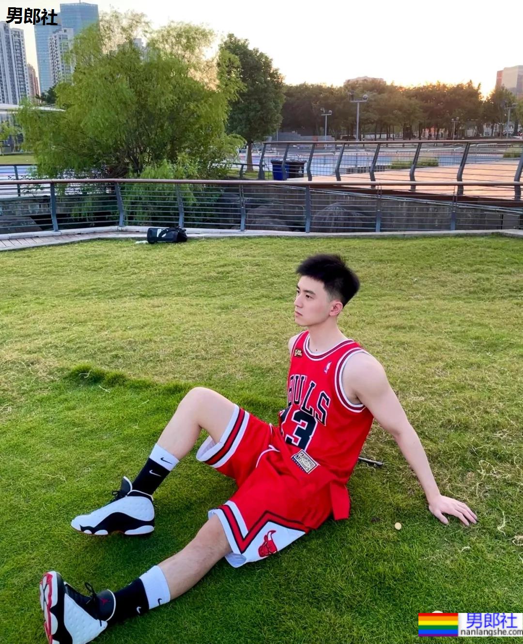 白嫩干净的球服小哥，你的小清新男友上线啦！-51虹马