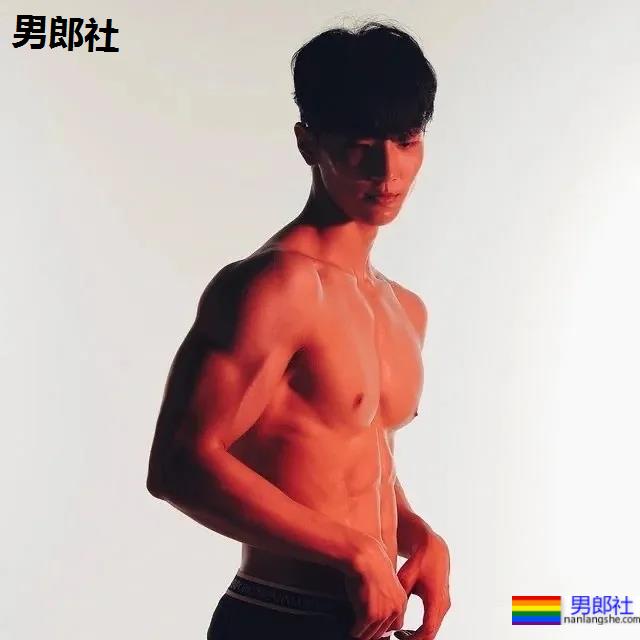 单眼皮肌肉健身小哥，长得越奶身材越厉害！-51虹马