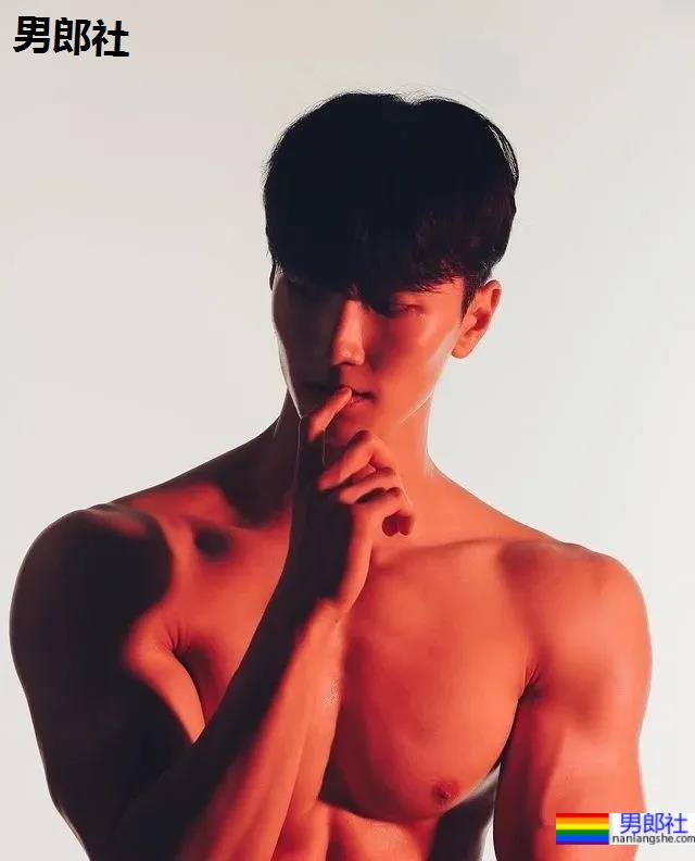 单眼皮肌肉健身小哥，长得越奶身材越厉害！ - 51虹马