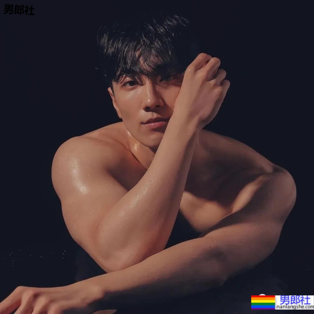 单眼皮肌肉健身小哥，长得越奶身材越厉害！ - 51虹马