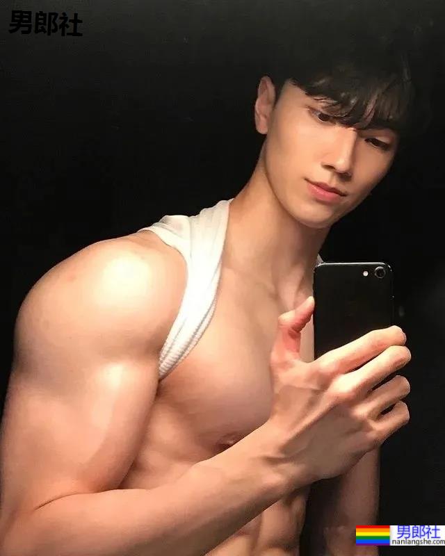 单眼皮肌肉健身小哥，长得越奶身材越厉害！ - 51虹马