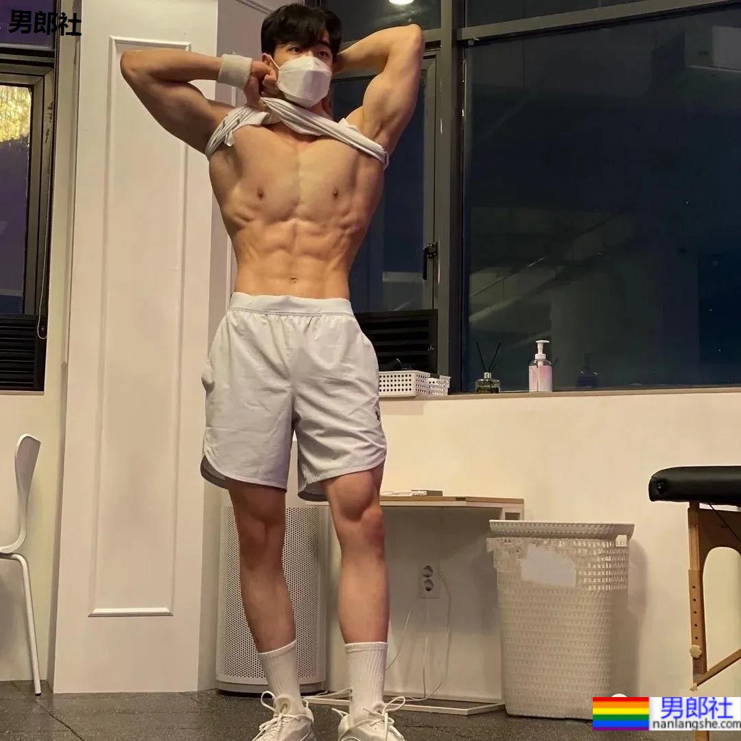 单眼皮肌肉健身小哥，长得越奶身材越厉害！ - 51虹马
