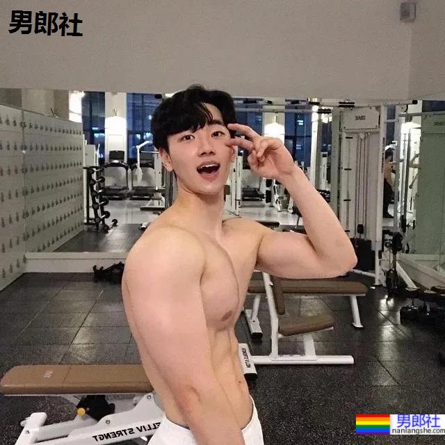 单眼皮肌肉健身小哥，长得越奶身材越厉害！ - 51虹马