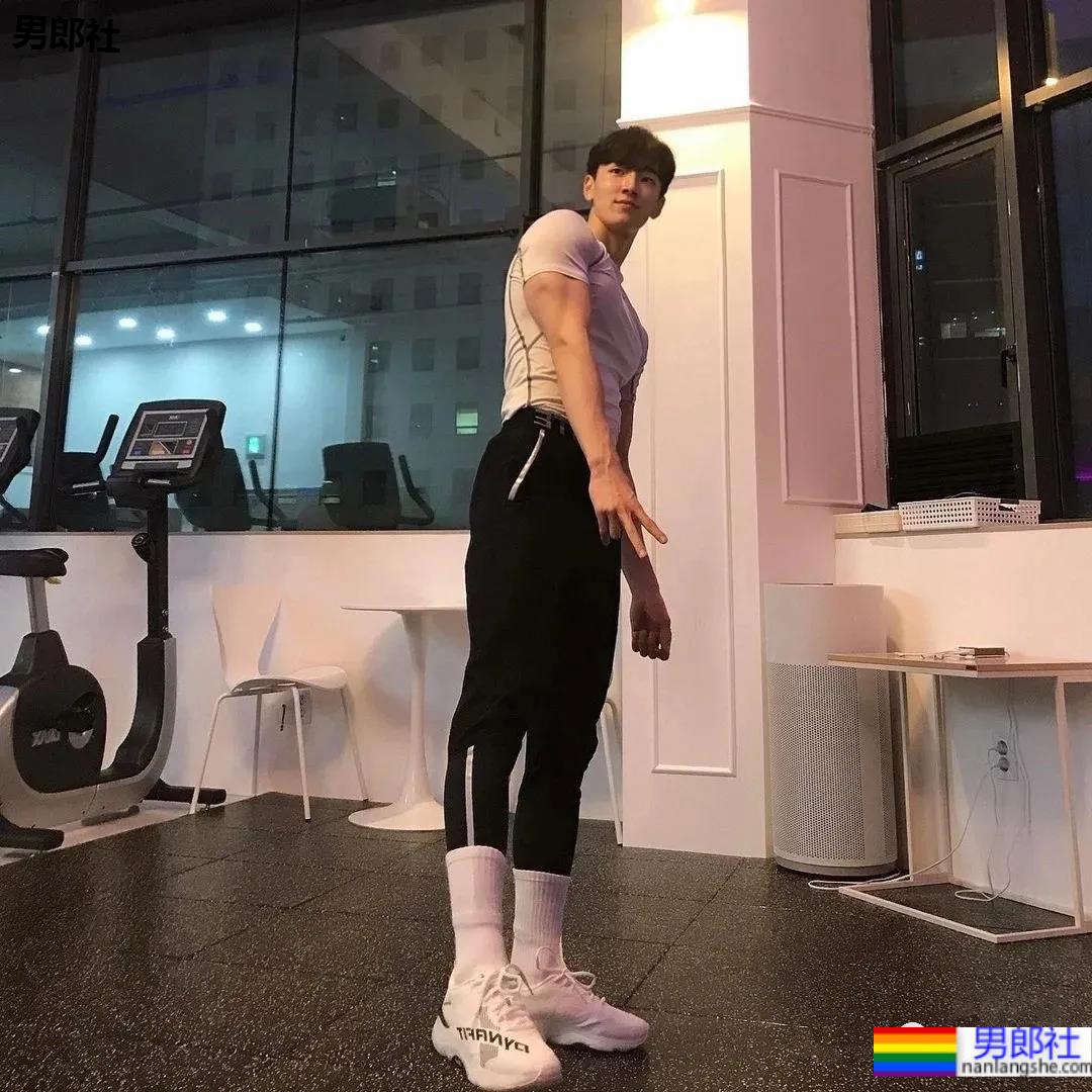 单眼皮肌肉健身小哥，长得越奶身材越厉害！ - 51虹马